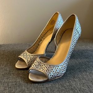 Nine West Floral Silver Heels Slip on Peeped Toe Pumps 4” Size 8.5